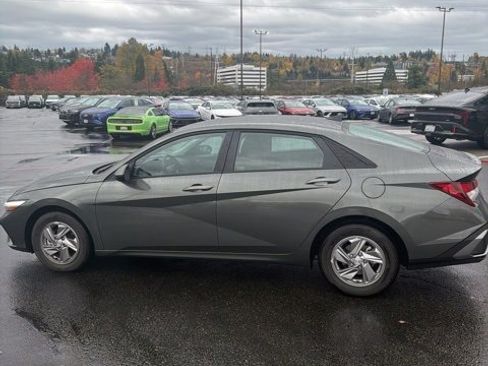 Used 2025 Hyundai Elantra SE image 4
