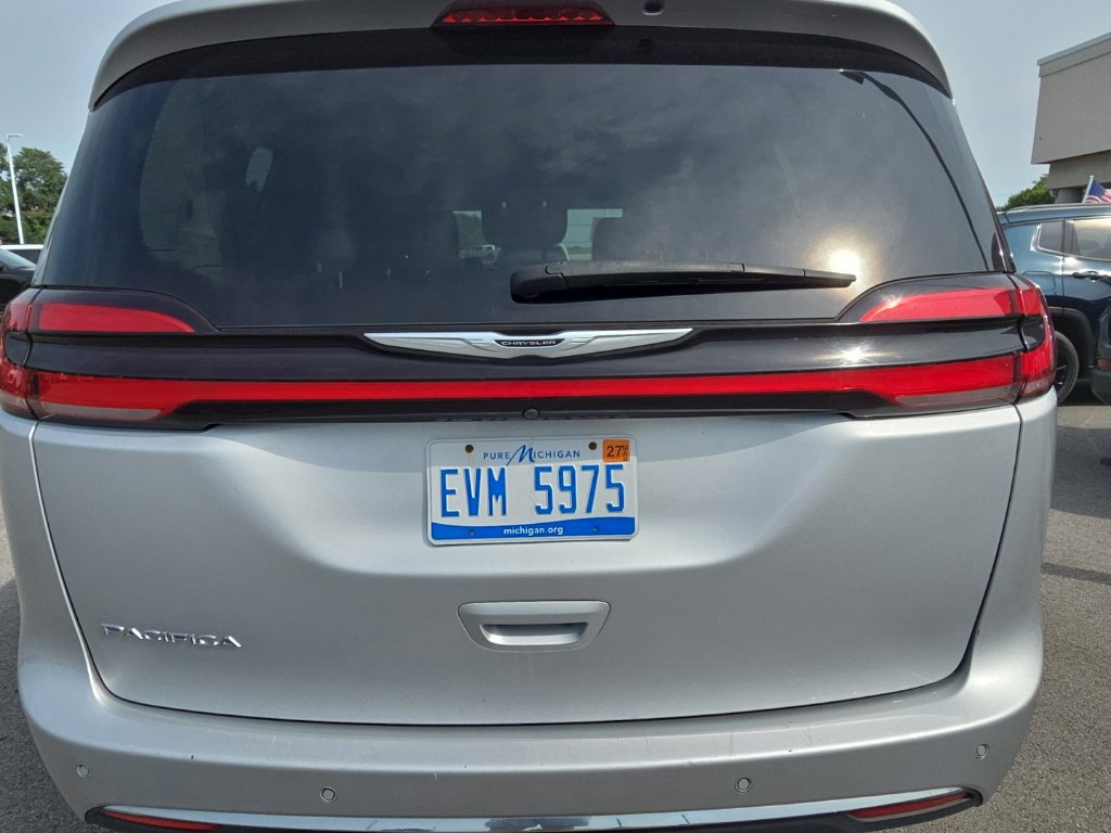Used 2024 Chrysler Pacifica Touring-L FWD image 6