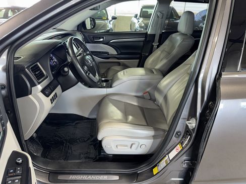 Used 2019 Toyota Highlander Limited w/ Phone Cable & Charge Package image 20
