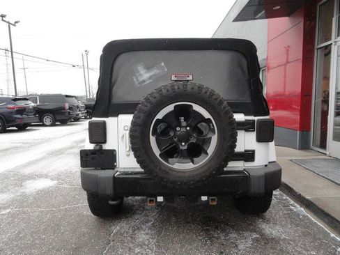 Used 2014 Jeep Wrangler Unlimited Sahara image 3