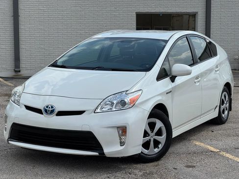 Used 2015 Toyota Prius Two FWD image 2