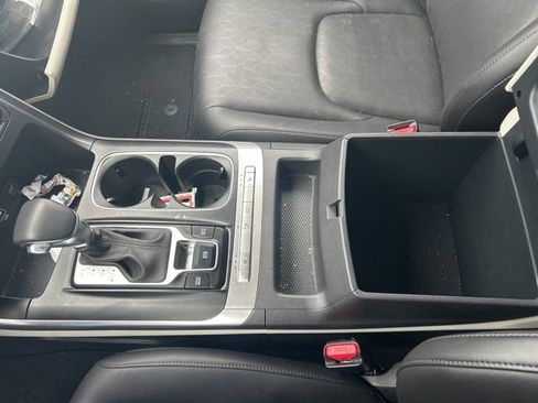 Used 2024 Kia Carnival LX image 19