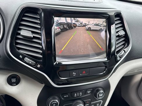 Used 2019 Jeep Cherokee Limited FWD image 30