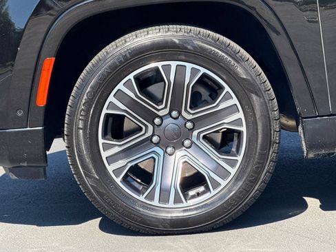 Used 2023 Jeep Wagoneer L Series II RWD image 15