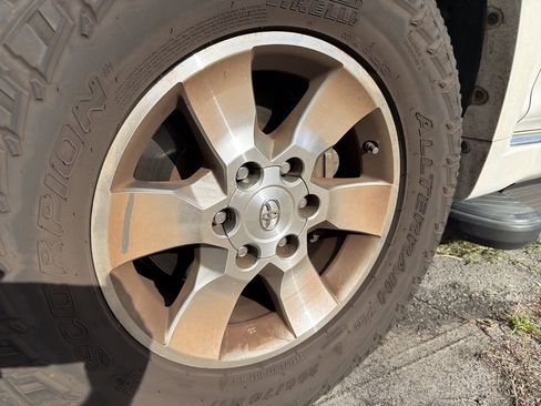 Used 2013 Toyota 4Runner SR5 w/ Convenience Pkg RWD image 4