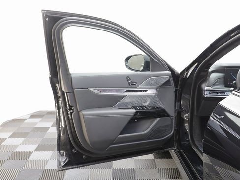 Certified 2025 BMW 760i xDrive w/ Executive Package image 5