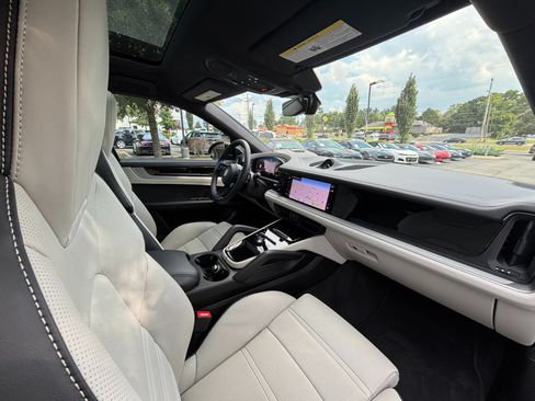 Used 2025 Porsche Cayenne S AWD/4WD image 23