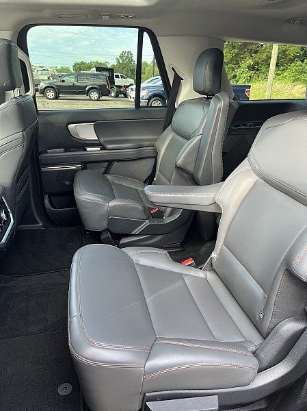 Used 2025 Ford Expedition Active AWD/4WD image 16