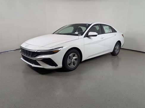 New 2025 Hyundai Elantra SE image 3