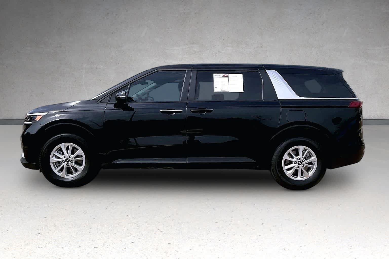 Certified 2023 Kia Carnival LX FWD image 3