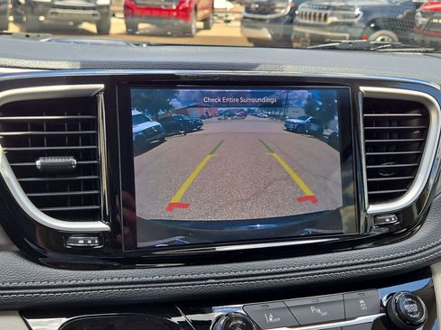Used 2024 Chrysler Pacifica Limited FWD image 18