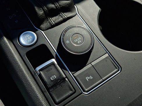 Certified 2020 Volkswagen Atlas Cross Sport SE w/ Panoramic Sunroof Package image 23