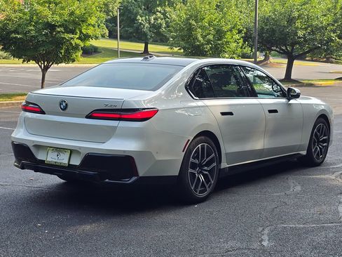 Used 2023 BMW 740i image 6