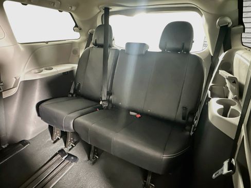 Used 2020 Toyota Sienna SE Premium FWD image 30