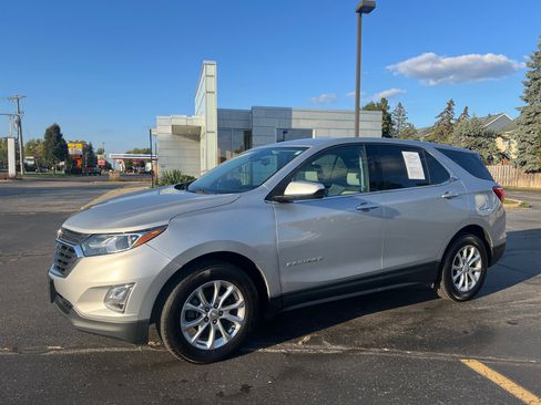 Used 2020 Chevrolet Equinox LT w/ Driver Convenience Package image 2