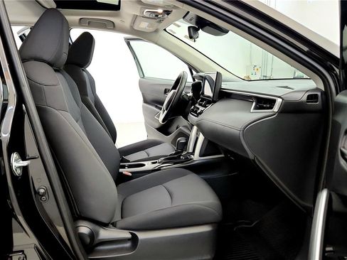 Used 2023 Toyota Corolla Cross LE w/ Moonroof Package image 17