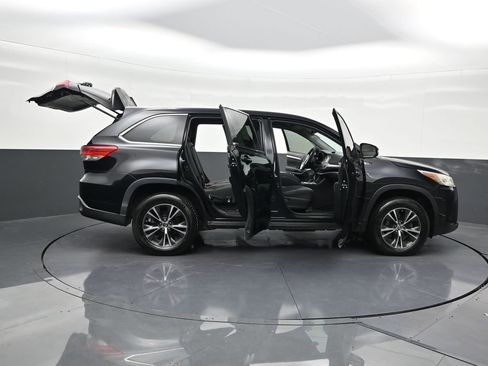Used 2018 Toyota Highlander LE image 33