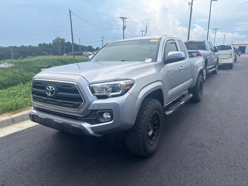 Used 2017 Toyota Tacoma SR5 RWD image 3