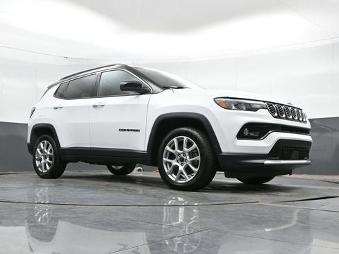 Used 2025 Jeep Compass Limited AWD/4WD image 42