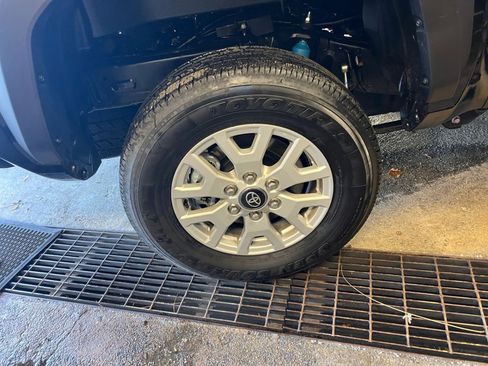 Certified 2025 Toyota Tacoma TRD Off-Road image 27