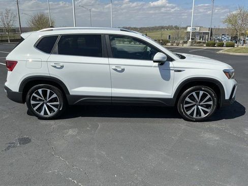 Used 2022 Volkswagen Taos SE image 2