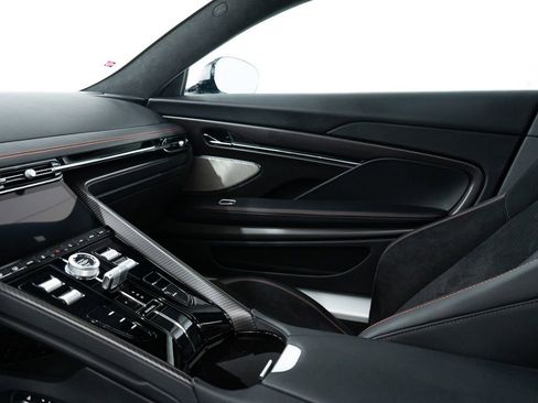 Used 2025 Aston Martin DB12 Coupe image 25