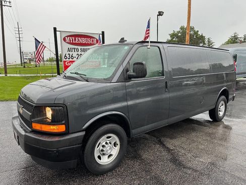 Used 2017 Chevrolet Express 3500 Extended RWD image 2