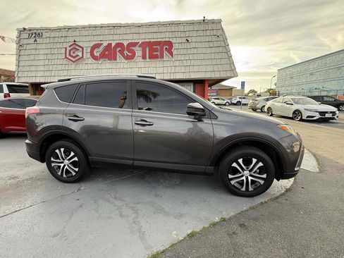 Used 2017 Toyota RAV4 LE FWD image 3