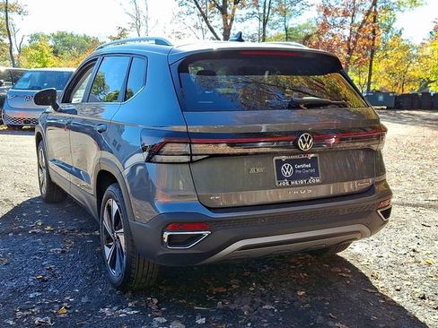 Certified 2025 Volkswagen Taos SE w/ Panoramic Sunroof Package image 8