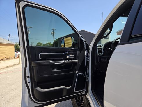 Used 2019 RAM 2500 Laramie AWD/4WD image 4