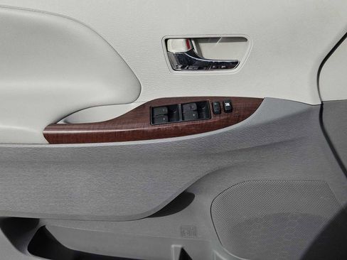 Used 2012 Toyota Sienna XLE image 21