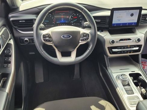 Used 2023 Ford Explorer XLT image 7