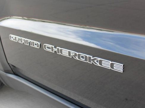 Used 2018 Jeep Grand Cherokee Limited image 25