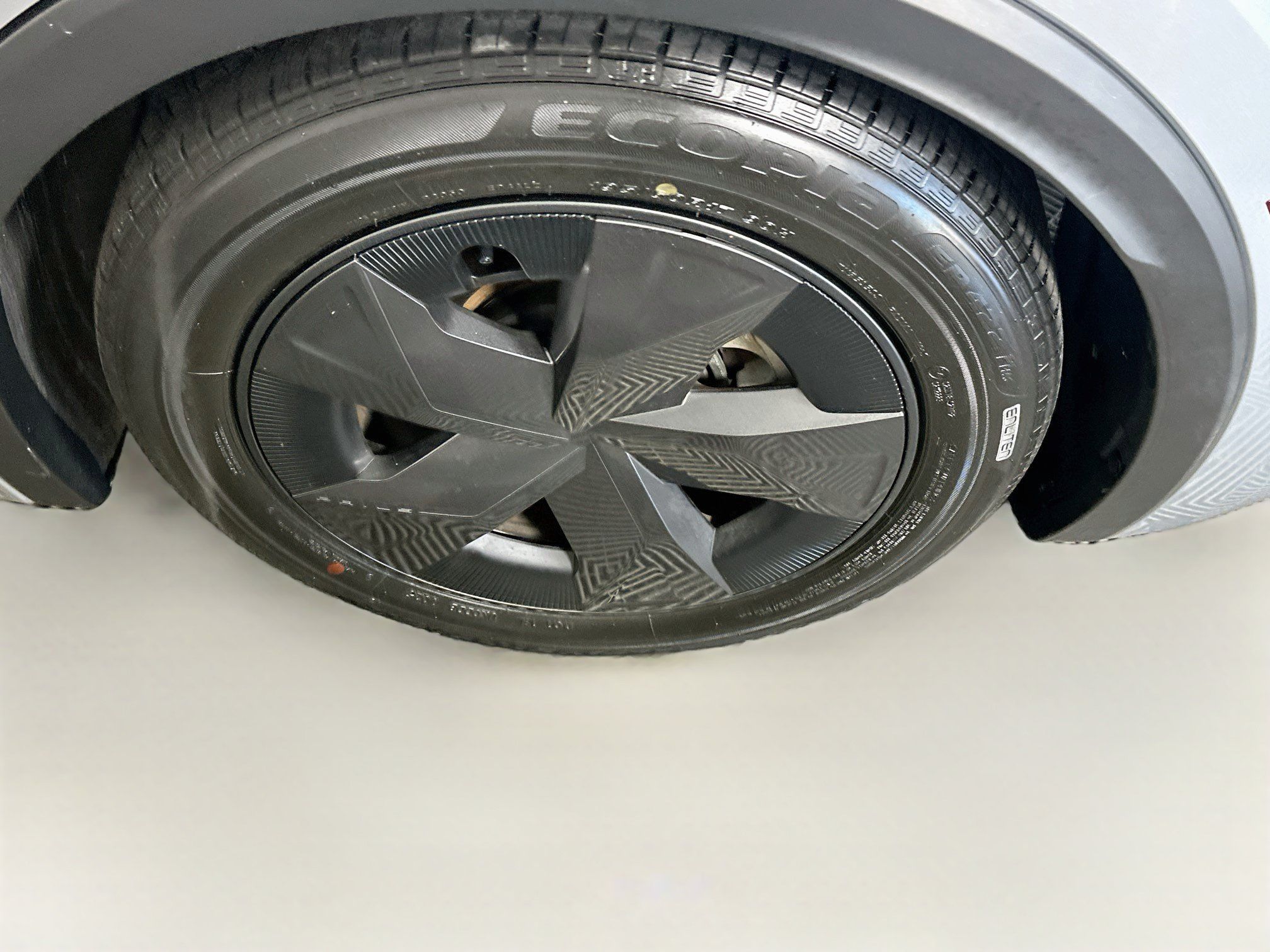 Used 2025 Toyota Prius LE FWD image 11