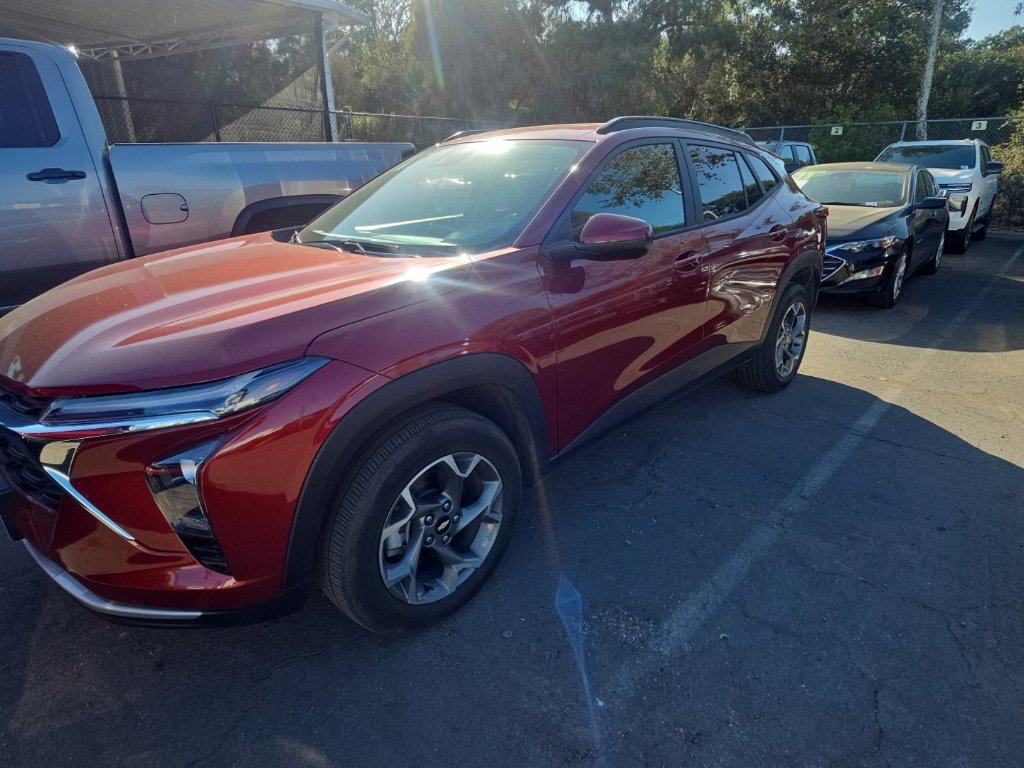 Used 2024 Chevrolet Trax LT FWD image 2