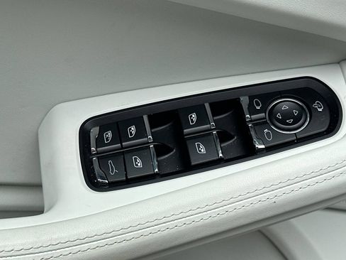Certified 2023 Porsche Macan S AWD/4WD image 13