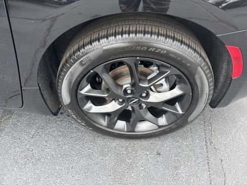 Used 2025 Chrysler Pacifica Limited image 18