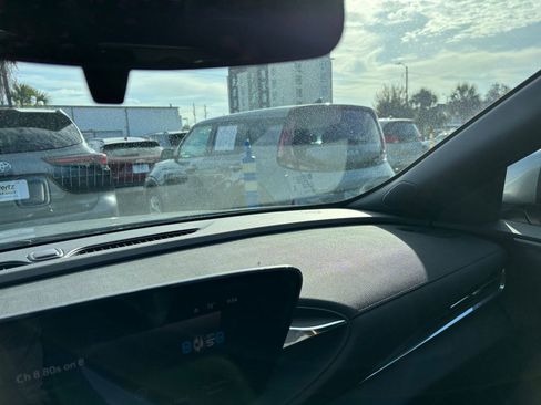 Used 2025 Buick Envista Preferred image 35