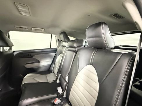 Used 2021 Toyota Highlander LE FWD image 25