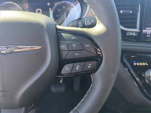Used 2023 Chrysler Pacifica Touring-L w/ S Appearance Package image 15