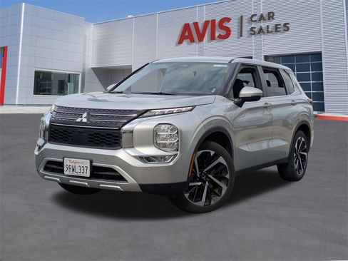 Used 2024 Mitsubishi Outlander SE image 1