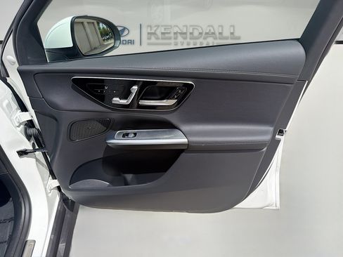 Used 2024 Mercedes-Benz GLC 300 4MATIC image 30
