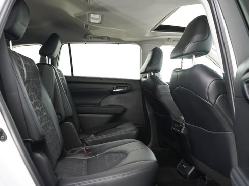 Used 2024 Toyota Highlander XLE AWD/4WD image 12