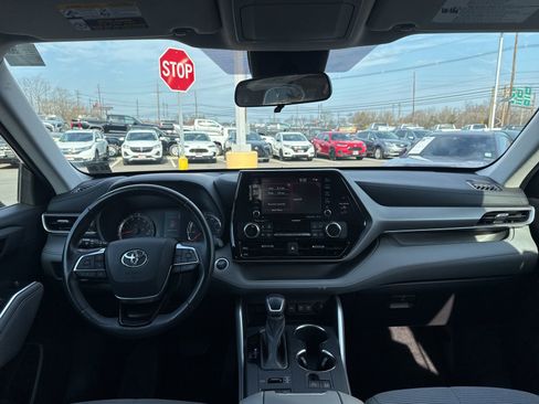 Used 2021 Toyota Highlander LE image 19