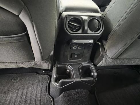 Used 2019 Jeep Wrangler Unlimited Sahara w/ Safety Group AWD/4WD image 10