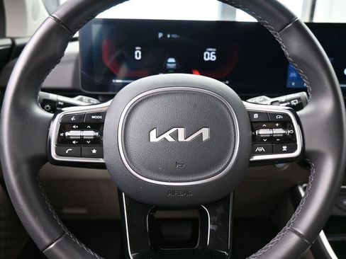 Used 2025 Kia Carnival image 30