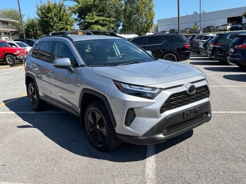 Used 2025 Toyota RAV4 XLE AWD/4WD image 2