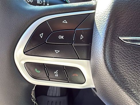 Used 2022 Chrysler Pacifica Touring-L image 22