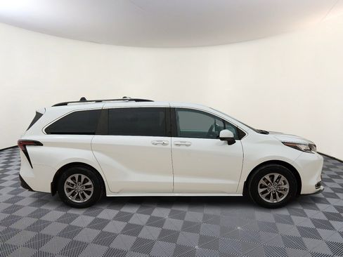 Used 2023 Toyota Sienna XLE w/ XLE Plus Package FWD image 5