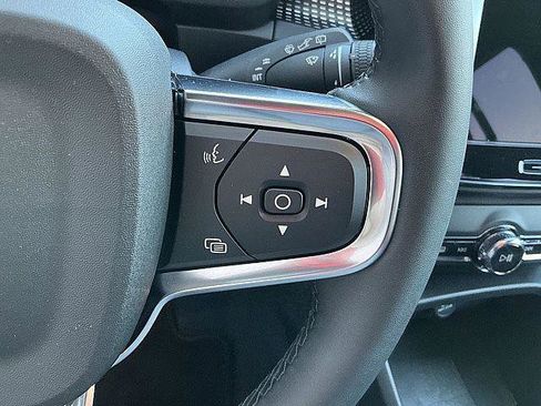 Certified 2025 Volvo XC40 B5 Plus AWD/4WD image 30